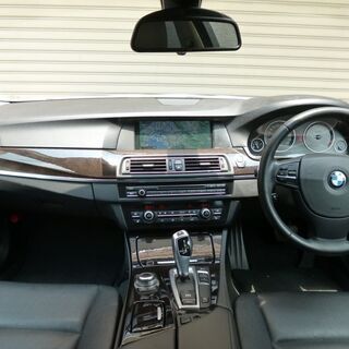 検査4年2月523d ハイライン ディーゼルターボ/黒革/HDDナビ/idrive/地デジ/Bluetoothオーディオ/バックカメラ/デイライト/Mスポーツアルミの画像