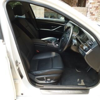 検査4年2月523d ハイライン ディーゼルターボ/黒革/HDDナビ/idrive/地デジ/Bluetoothオーディオ/バックカメラ/デイライト/Mスポーツアルミの画像