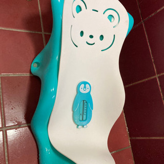 新生児から使えるバスチェアーと湯温計の画像