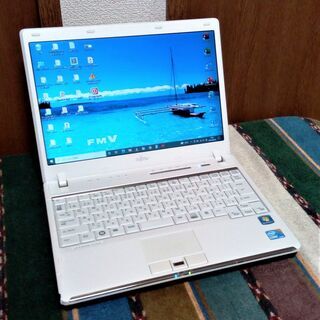 🔽値下げ⇩🔺訳あり品 🔶LIFEBOOK PH770/アーバンホワイト✨/コンパクトサイズ/高性能🆙Core i3/大容量！HDD320GB/快適♬メモリ4GB/HDMI📺/Bluetooth®/Microsoft Offce 2016📒✎/すぐ使えるWindows10♪/すぐ繋がるWi-Fi📶/DVDSマルチ(コピー可)💿/点検整備清掃済み😊/ No.10630の画像