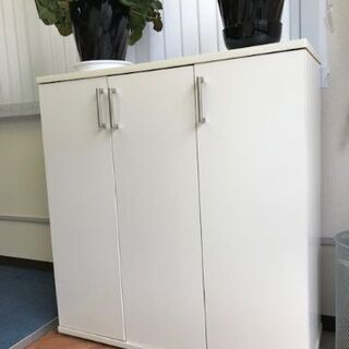 下駄箱　ホワイト　スリッパ入れ　オフィス家具