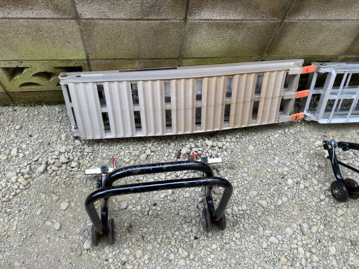 ラダーレール2本、バイクスタンド(フロント、リア)