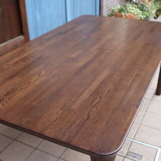 karimoku(カリモク家具)のDT5980MKダイニングテーブル(モカブラウン)です。オーク材を使用したシンプルな食卓はモダンスタイルや北欧スタイルにおススメ！165ｃｍ幅で4人用にピッタリ