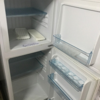 冷蔵庫、一人用ソファーの画像