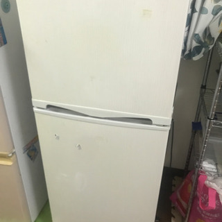 冷蔵庫、一人用ソファーの画像
