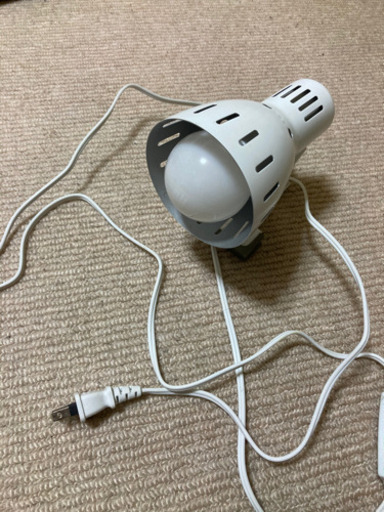 照明　同型のものが4つあります。