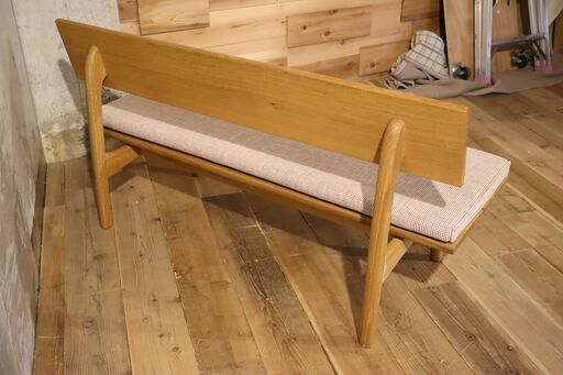 飛騨高山の家具メーカー キツツキマークの飛騨産業(HIDA)。森のことばシリーズのオーク無垢材(節入り) ダイニングベンチ。替えクッシ