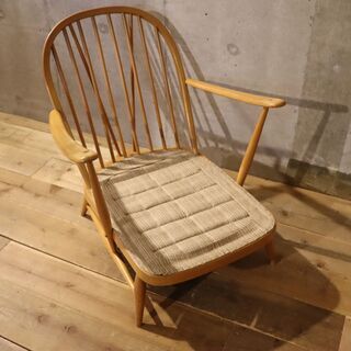 LLOYD'S ANTIQUES(ロイズ・アンティークス)で取扱われていた英国ercol(アーコール)のシングルソファです。ナチュラルな雰囲気のゆったりとしたアームチェアはシアタールームにもおすすめ♪の画像