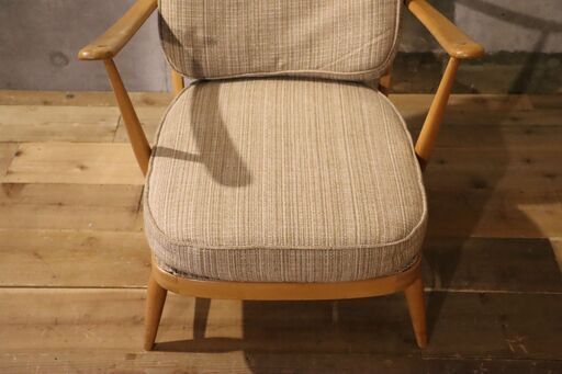 LLOYD'S ANTIQUES(ロイズ・アンティークス)で取扱われていた英国ercol(アーコール)のシングルソファです。ナチュラルな雰囲気のゆったりとしたアームチェアはシアタールームにもおすすめ♪