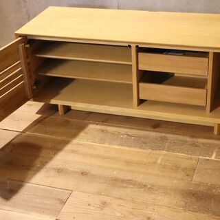 人気のkarimoku(カリモク家具)スタンダードモダンシリーズよりQT4017ME-A テレビボードです。オーク材のナチュラルテイストのコンパクトなリビングボードは北欧インテリアとの相性抜群 ♪の画像