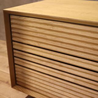 人気のkarimoku(カリモク家具)スタンダードモダンシリーズよりQT4017ME-A テレビボードです。オーク材のナチュラルテイストのコンパクトなリビングボードは北欧インテリアとの相性抜群 ♪の画像