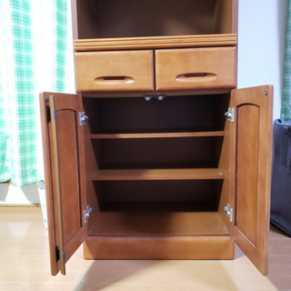 木製食器棚の画像