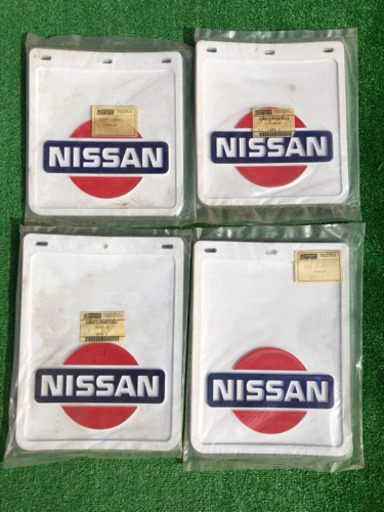 日産　NISSAN NAVARA(D22) オーストラリア日産純正オプション新品マッドフラップセット　ダットサントラック　旧日産ロゴ