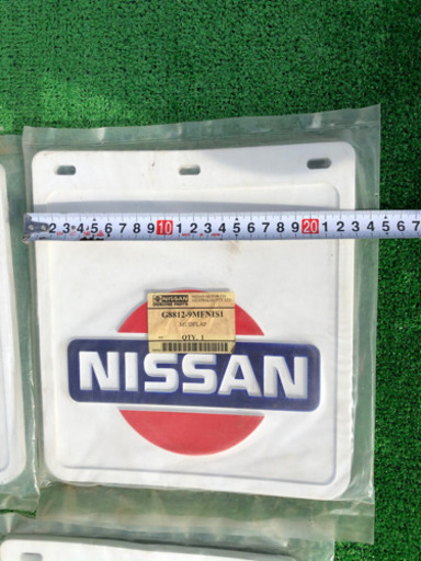 日産　NISSAN NAVARA(D22) オーストラリア日産純正オプション新品マッドフラップセット　ダットサントラック　旧日産ロゴ