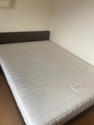 ダブルベッド　マットレス付き