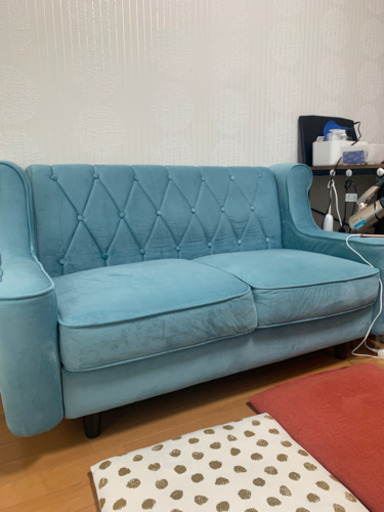 ターコイズブルー　レトロなソファ