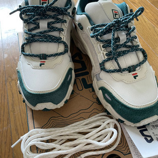 新品 FILA スニーカー OAKMONT BTS V テテ 着用モデルの画像