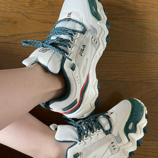 新品 FILA スニーカー OAKMONT BTS V テテ 着用モデルの画像