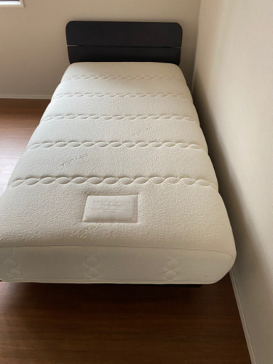 ニトリシングルベッドフレームと高級マットレスセット　配送込み