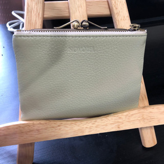 コンパクトな二つ折り財布の画像