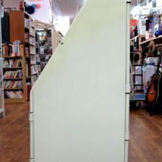マガジンラック 店舗用 什器 幅77×奥44×高133cm ディスプレイ ブックスタンド ホワイト 白 キャスター付き 札幌 厚別店の画像