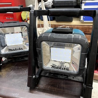 マキタ 充電式LEDスタンドライト コードレス投光器 ML805 ※バッテリー×2、充電器×2、三脚×1の画像