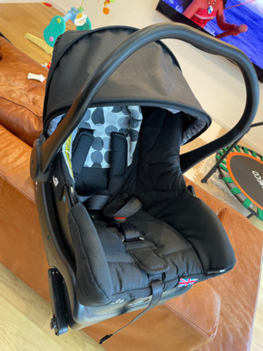 【二台目】チャイルドシートJoie ジョイー ベビーシートjuva（ジュバ）ISOFIXベースのセットです