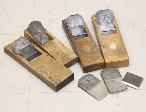 在銘　平鉋　カンナ　かんな　4個まとめて　+　かんな身　かんな刃　裏金　裏刃　宮大工道具 (HD1013wY)