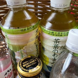 お茶とコーヒーと炭酸水とお水の画像