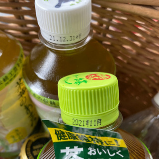 お茶とコーヒーと炭酸水とお水の画像