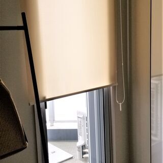 ロールスクリーン　1年間使用　ベージュ系（薄いオレンジ）　カーテ...