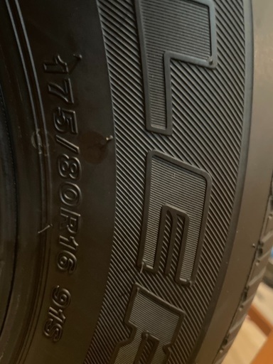 新型ジムニー　タイヤ5本(一本新品)　ブリヂストン　新車一ヶ月取り外し