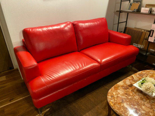 最終お値下げ❗️ 美品❣️  ハイセンス❗️ イタリアンレッドの本革3人掛ソファと大理石テーブル