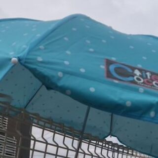 まだあります！アウトドア日傘 水色2本セット パイプに取付 雨も キャンプ パラソルの画像
