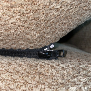 脚付き 2人掛けソファ アームクッション有の画像