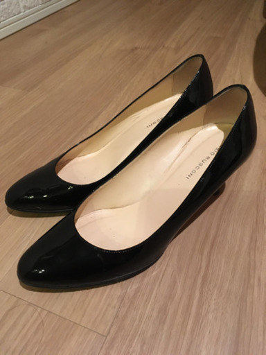 ファビオルスコーニ　黒　エナメルパンプス