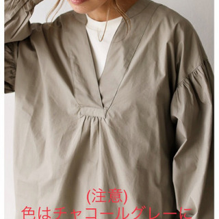 新品未使用　Auntie Rosa Holiday キーネックタックブラウス　チャコールGの画像