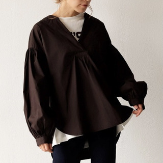 新品未使用　Auntie Rosa Holiday キーネックタックブラウス　チャコールGの画像