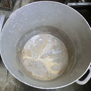 大きなアルミ鍋の画像