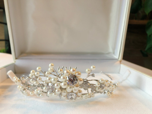 美品 花モチーフ ティアラ 未使用 美しく綺麗 ※箱あり
