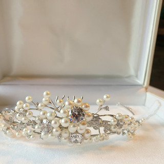 美品 花モチーフ ティアラ 未使用 美しく綺麗 ※箱あり