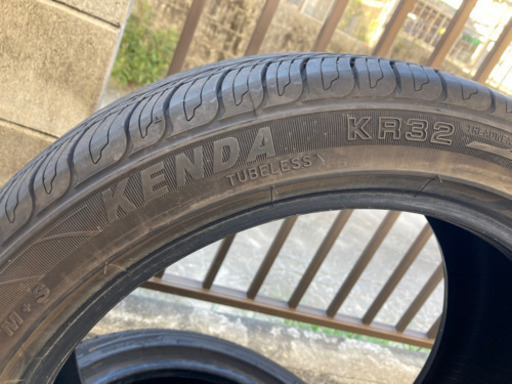 タイヤ　215-45R17 ケンダ KR32