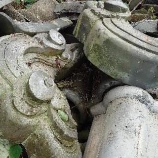 無料 瓦 大量 本瓦 セメント瓦 花壇 畔 補強 悪路 埋設 水捌け ぬかるみ 敷石 アンティーク 建材 屋根材 昭和 土木 工事 土地改良 石垣の画像