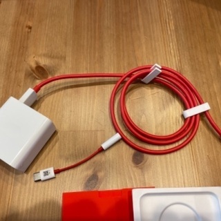 OnePlus7Tの充電器とアクセサリーの画像