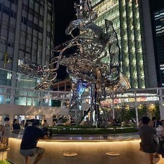 明日(7/8)の夜20時～22.30くらいまで新宿駅前にあるフリ...