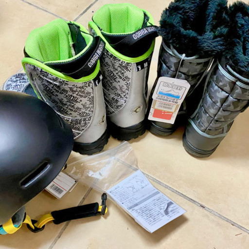 22cmスノボー用ブーツとアフターブーツとヘルメット