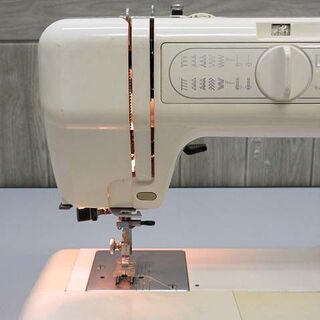 ss2628【中古】　ジャノメ　コンパクト電動ミシン　チェリオ　910型　ホワイト　JANOME　ライト付き　白　コンパクト　家庭用　裁縫　レトロの画像
