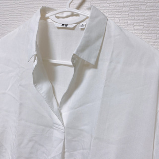 UNIQLO レーヨンエアリースキッパーカラーブラウスの画像