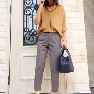 UNIQLO レーヨンエアリースキッパーカラーブラウスの画像