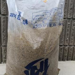 トロフネ、メジセメント、タイルセメント、砂の画像